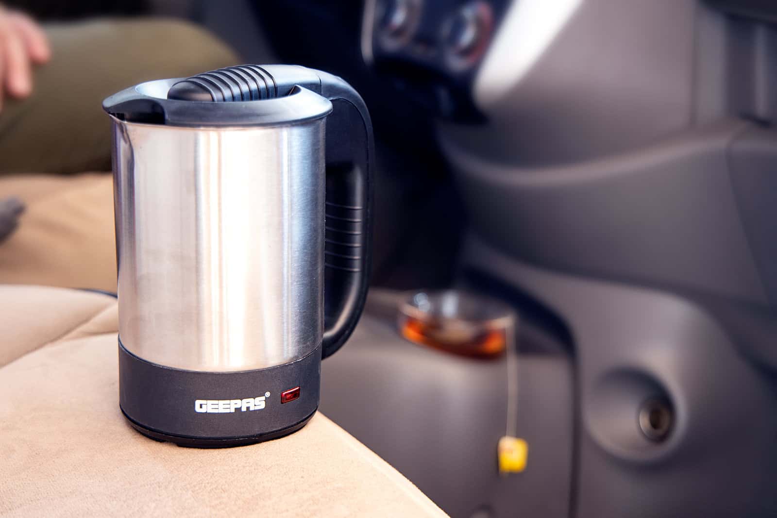 غلاية كهربائية صغيرة للسيارة 500 مل مع مخرج شحن للسيارة جيباس Geepas 12V Car Kettle Stainless