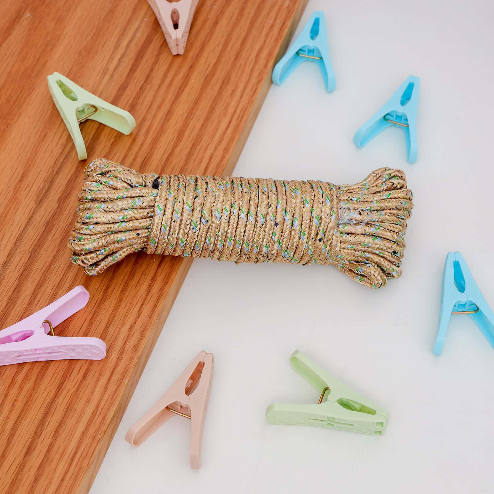 مشبك قماش (ملاقط غسيل) بلاستيك 24 قطعة مع حبل للغسيل بطول 10 أمتار Delcasa 24 Pcs Plastic Clip With Rope