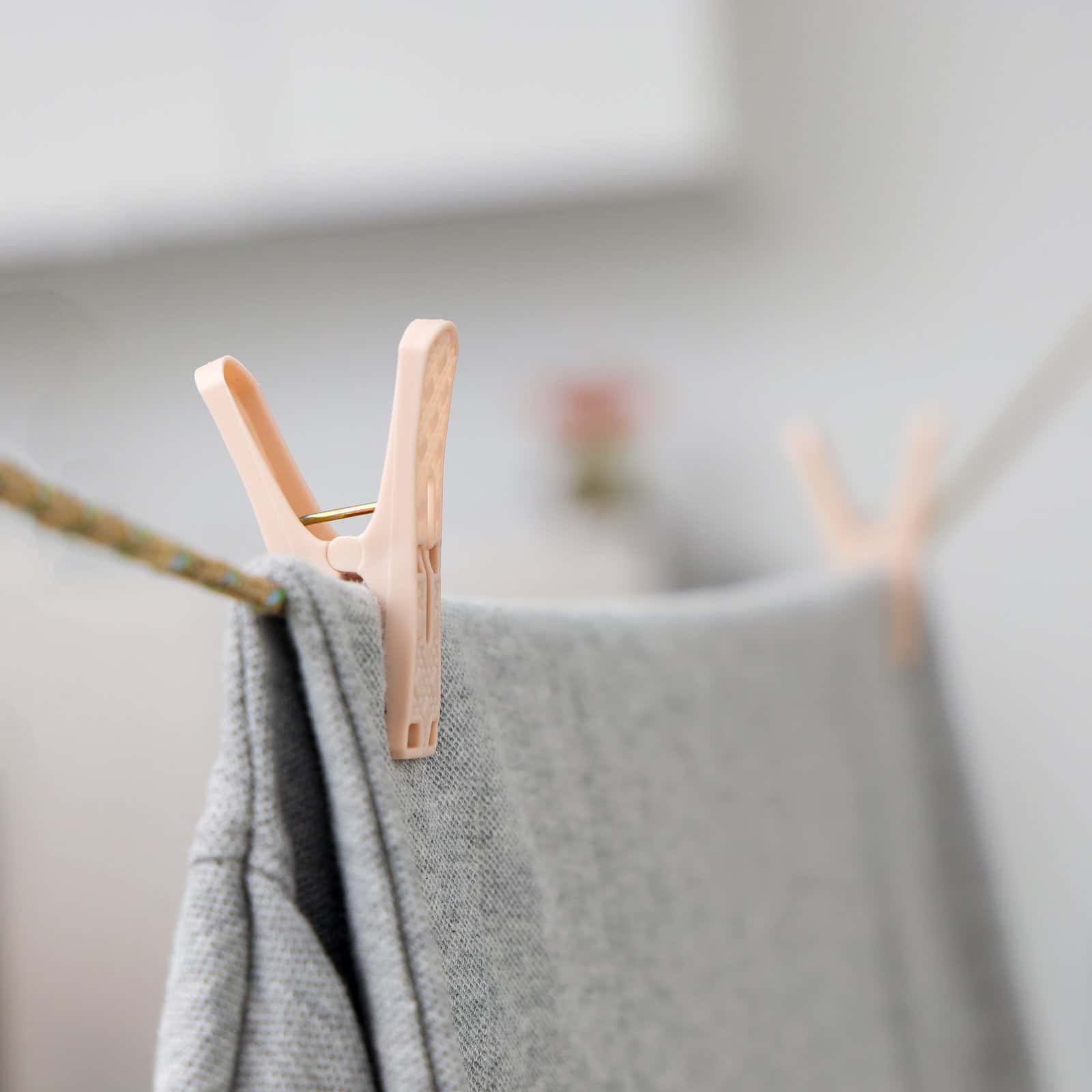 مشبك قماش (ملاقط غسيل) بلاستيك 24 قطعة مع حبل للغسيل بطول 10 أمتار Delcasa 24 Pcs Plastic Clip With Rope