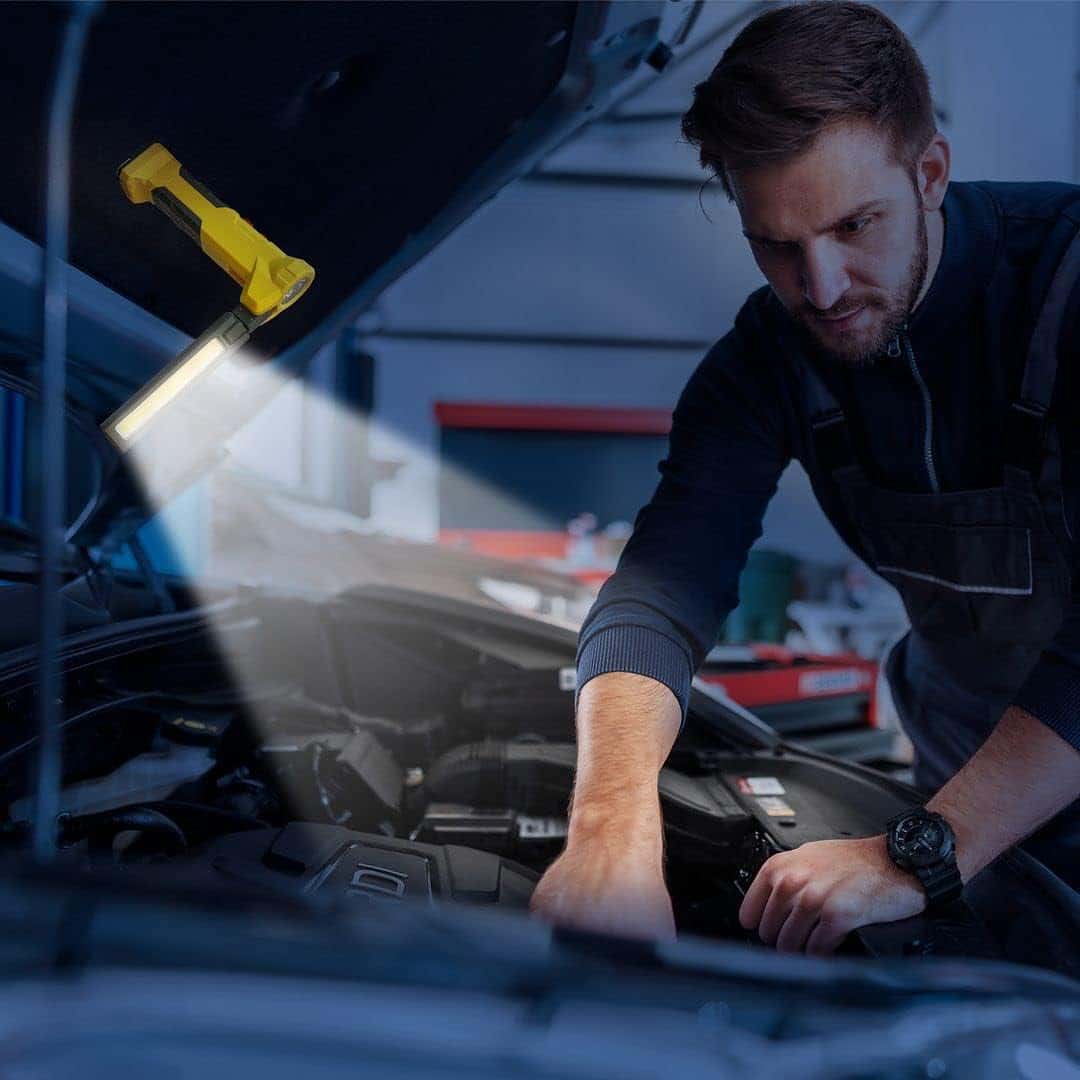 كشاف يدوي خارجي للرحلات قابل لإعادة الشحن 700 لومن مع باور بنك مدمج 5000 مللي أمبير Shell Rechargeable Work Flashlight With Power Bank