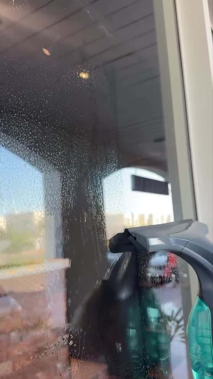 Cordless Window Vacuum Cleaner with 150ml Water Tank