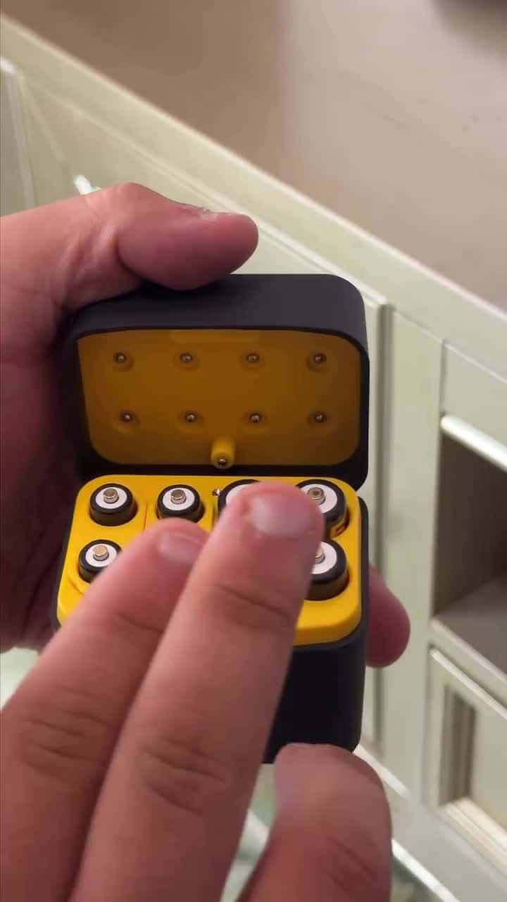 شاحن بطاريات ليثيوم تكتك مع 8 بطاريات قابلة للشحن 5 فولت Taktik Powerpods Batteries With Charger