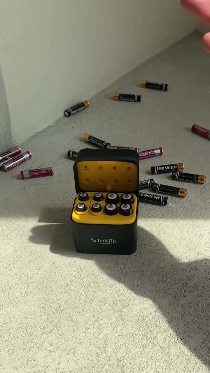 شاحن بطاريات ليثيوم تكتك مع 8 بطاريات قابلة للشحن 5 فولت Taktik Powerpods Batteries With Charger