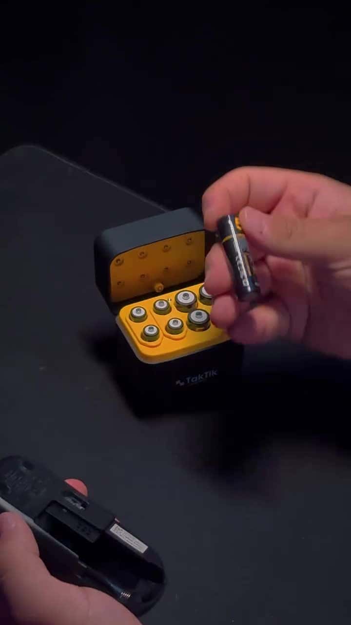 شاحن بطاريات ليثيوم تكتك مع 8 بطاريات قابلة للشحن 5 فولت Taktik Powerpods Batteries With Charger