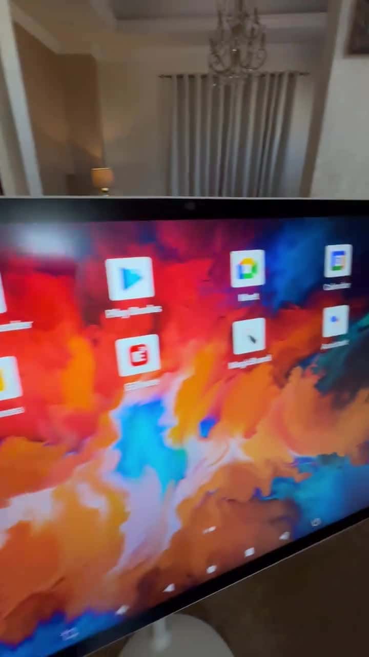 شاشة متنقلة 27 بوصة 4K تعمل باللمس مع ستاندين وجهاز تحكم وشنطة 128 جيجابايت تخزين 8 جيجابايت رام Smart Portable TV Stand 27 inch 4K Screen