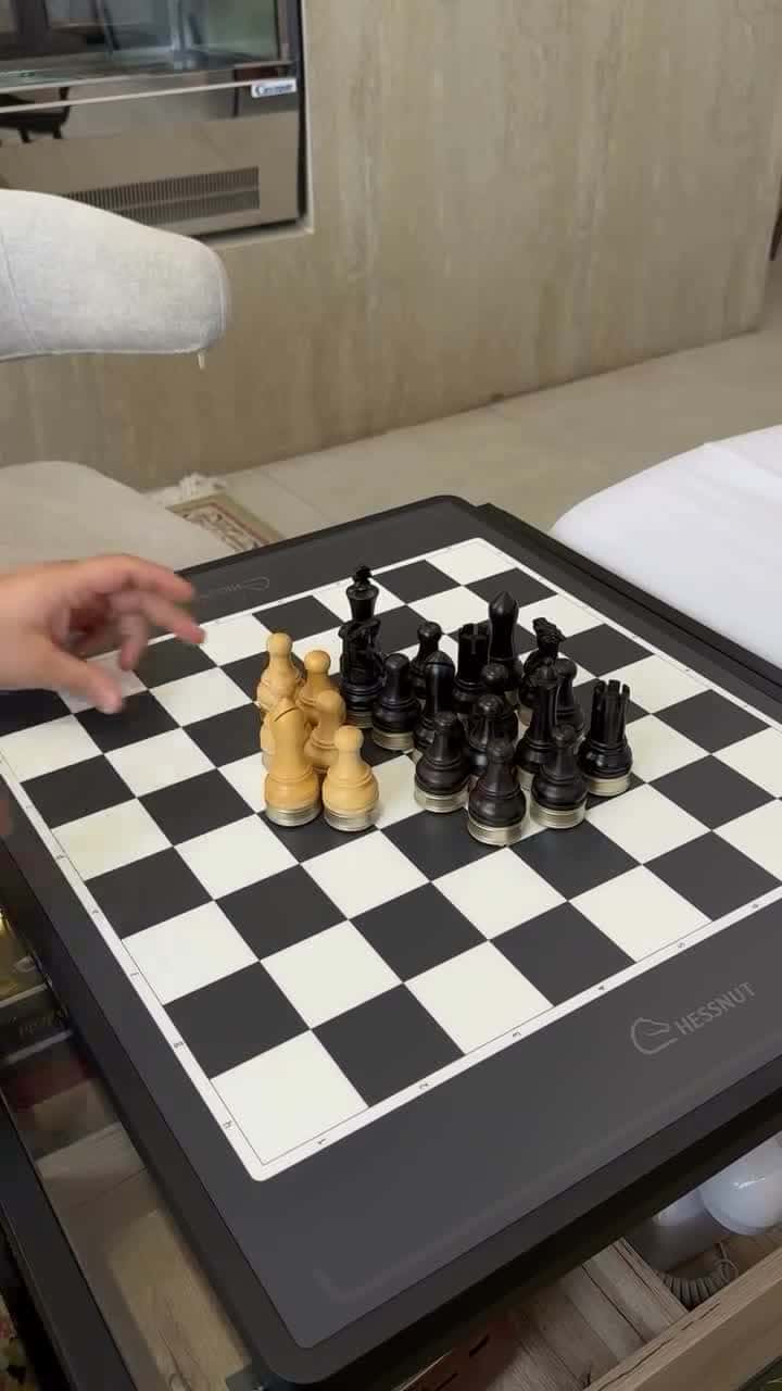 رقعة شطرنج ذكية تشيسنات مع قطع خشبية Chessnut Move Advanced Robotic Chessboard 