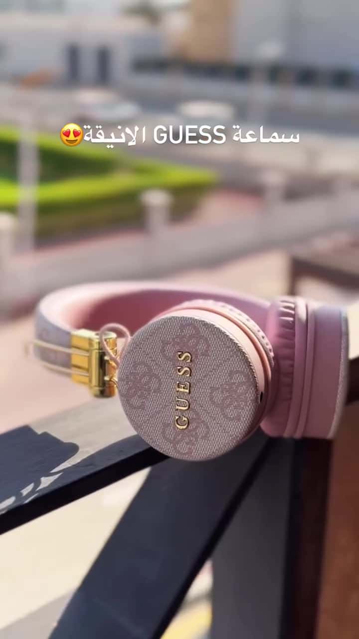سماعة راس لاسلكية مع بطارية 300 ميلي أمبير ساعي وردي جيس Guess Wireless Headphones 4G PU Leather with Metal Logo