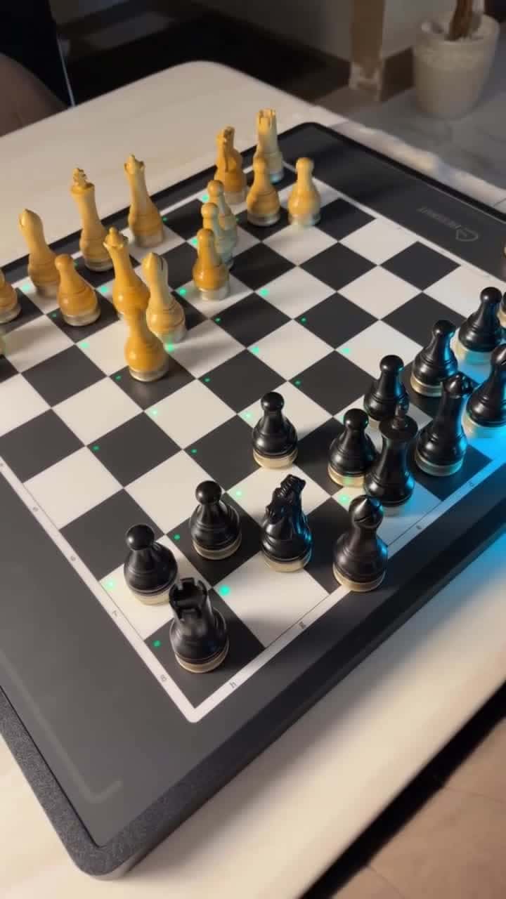 رقعة شطرنج ذكية تشيسنات مع قطع خشبية Chessnut Move Advanced Robotic Chessboard 