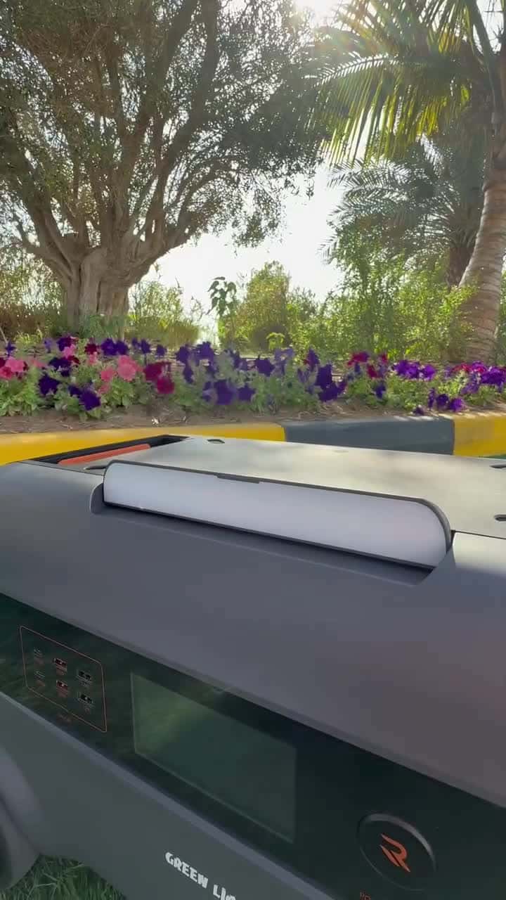 بطارية رحلات متنقلة 2400 وات وقدرة 2400Wh باللون الرمادي جرين ليون Reen Lion Rg 2400 Power Station 