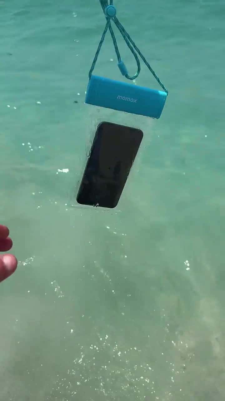 شنطة جوال مقاومة للماء لون شفاف مع علاقة بالرقبة من موماكس لون أزرق فاتح Momax waterproof pouch universal with neck strap