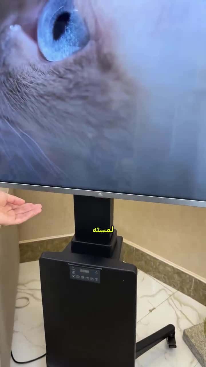 حامل تلفزيون متحرك كهربائي 55 إلى 85 بوصة مع ريموت للتحكم بالارتفاع TV Motorized Stand with Interactive Panel And Wheel