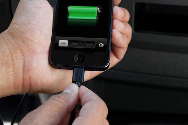 beats solo 3 wireless over ear headphone gloss white