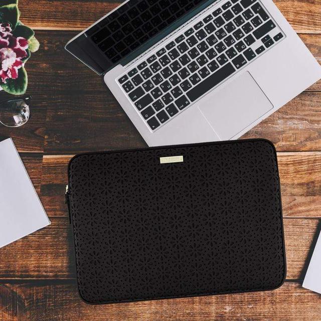 حقيبة للابتوب قياس 13 بوصة لون أسود بنقشات مميزة KATE SPADE NEW YORK Perforated Sleeve for 13 Laptop Black - SW1hZ2U6MzUxMTk=