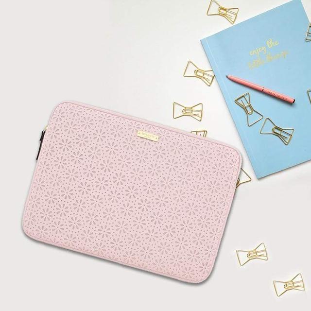 حقيبة للابتوب قياس 13 بوصة لون زهري بنقشات مميزة KATE SPADE Perforated Sleeve Rose Quartz for Macbook 13 - SW1hZ2U6MzYzNjU=