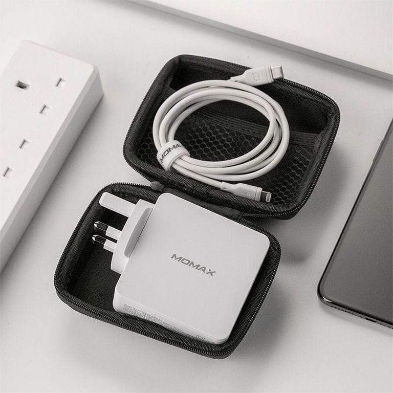 شاحن مع كفر وكابل TRAVEL KIT-CASE+PD CHARGER UM11UK + C TO L 1.2M MOMAX - أبيض