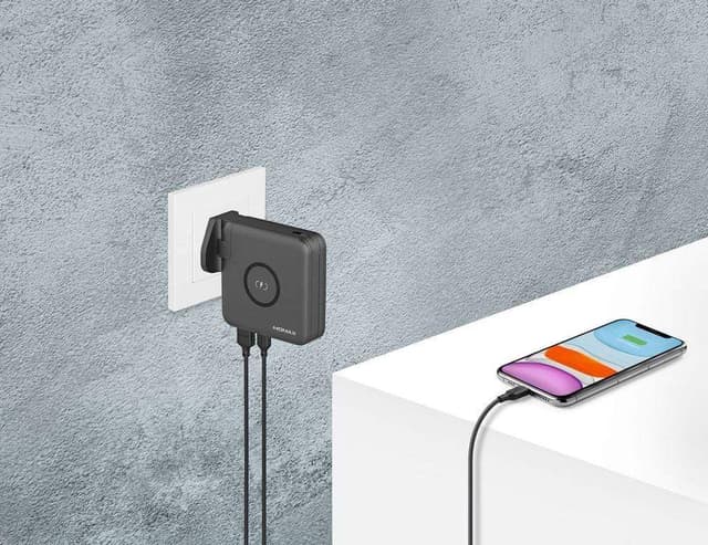 شاحن محمول مع باور بانك ومقبس Q.POWER WIRELESS PORTABLE PD CHARGER MOMAX - أسود