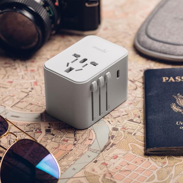 فيش السفر العالمي 6 يو اس بي 4 تايب سي 15 واط أبيض موشي Moshi White 15W USB-C 4 and USB-A 6 Ports World Travel Adapter