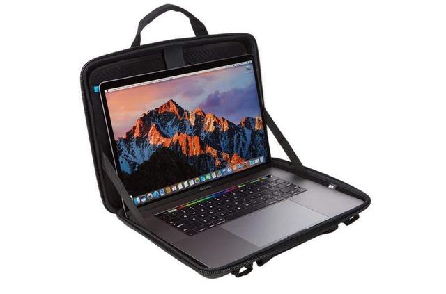حقيبة للابتوب قياس 13 بوصة لون أسود  THULE Gauntlet MacBook Pro 13-inch Attache - SW1hZ2U6MzM1OTM=