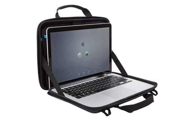 حقيبة للابتوب قياس 13 بوصة لون أسود  THULE Gauntlet MacBook Pro 13-inch Attache - SW1hZ2U6MzM1OTY=