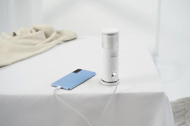 D1 3IN1 PORTABLE IRON, LINT REMOVER & POWER BANK