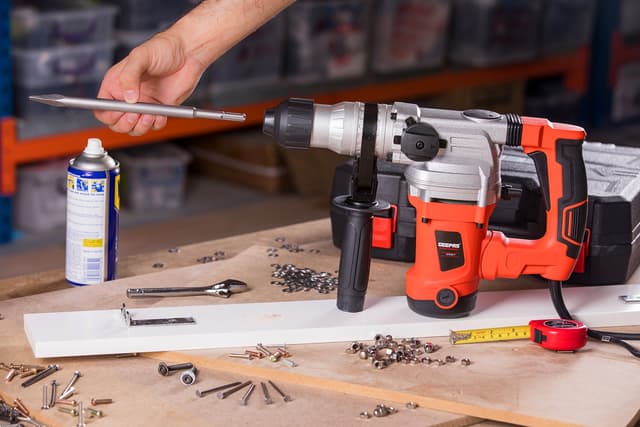دريل كهربائي باستطاعة ١٢٥٠ وات تردد 50 هرتز Geepas  1250W Rotary Hammer Electric Drill 220-240V