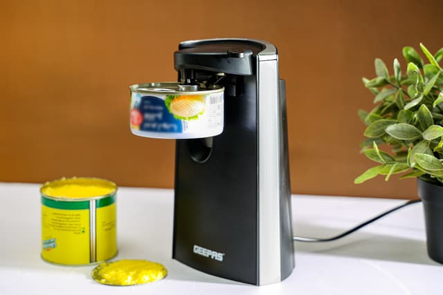 فتاحة علب كهربائية بقوة 60 واط Geepas - Can Opener