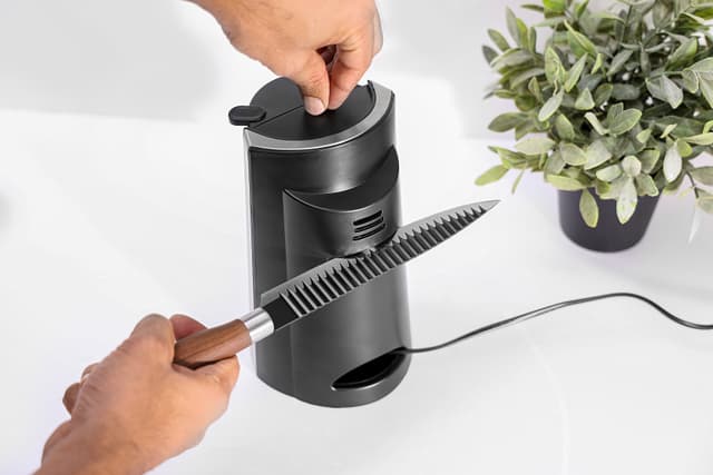 فتاحة علب كهربائية بقوة 60 واط Geepas - Can Opener