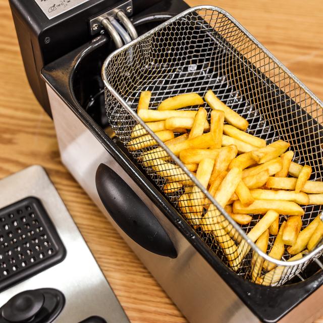 مقلاة كهربائية  Deep Fryer with Overheat Protection - Geepas - SW1hZ2U6MTUzNjIy