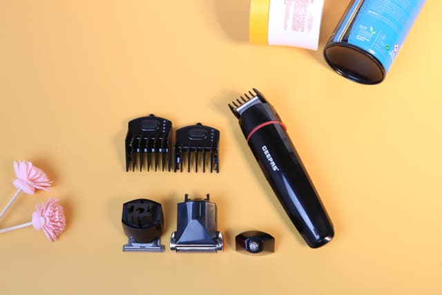 مكينة حلاقة رجالية جيباس لاسلكية 500 مللي أمبير مع ثلاث رؤوس تبديل Geepas 7 in 1 Hair Trimmer 500mAh - 124204