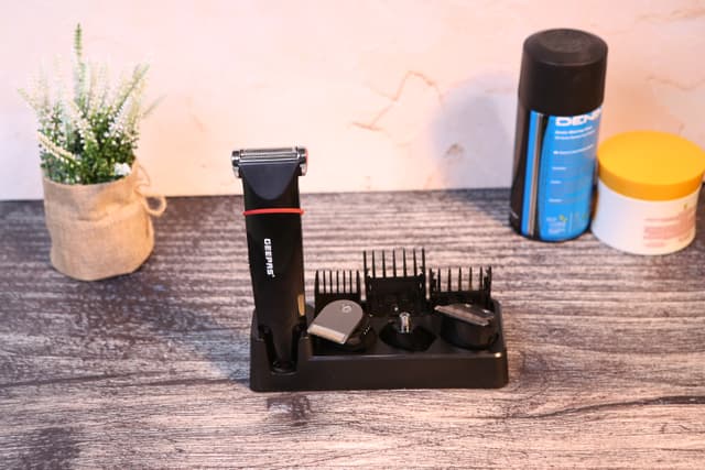 مكينة حلاقة رجالية جيباس لاسلكية 500 مللي أمبير مع ثلاث رؤوس تبديل Geepas 7 in 1 Hair Trimmer 500mAh - 124202