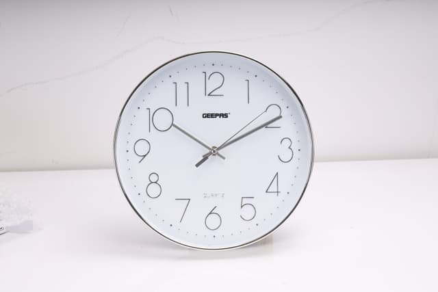 ساعة حائط دائرية جيباس بدون صوت أبيض وفضي Geepas Wall Clock Silent Non Ticking