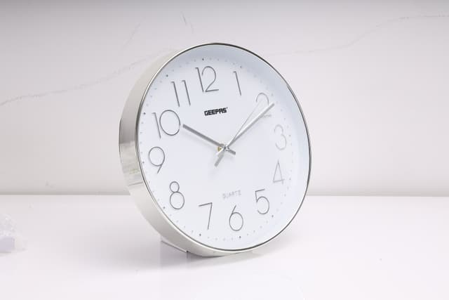 ساعة حائط دائرية جيباس بدون صوت أبيض وفضي Geepas Wall Clock Silent Non Ticking