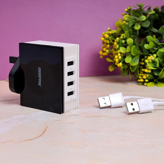 Geepas 4 USB Charger - Power Port 4, Travel Charger, Ideal for iPhone XS/XS Max/XR/X/8, Galaxy S8/Note 3, iPad Air 2/mini 3, and More