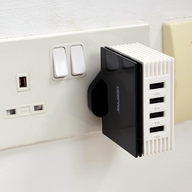 Geepas 4 USB Charger - Power Port 4, Travel Charger, Ideal for iPhone XS/XS Max/XR/X/8, Galaxy S8/Note 3, iPad Air 2/mini 3, and More