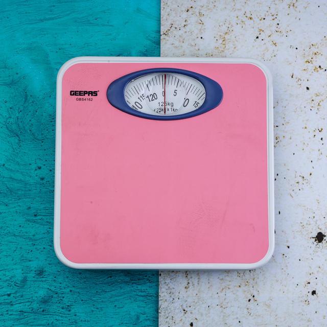 Geepas Weighing Scale - Analogue Manual Mechanical Weighting Machine for Body weight machine - 125Kg Capacity - Bathroom Scale, Large Rotating dial for Accuracy - SW1hZ2U6MTM1MzIx