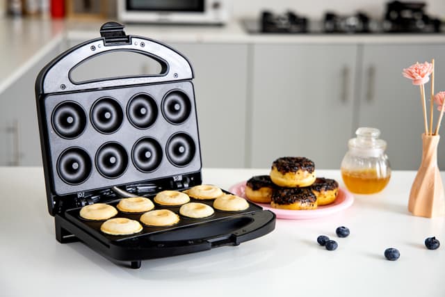 الة صنع الدونات Geepas 750W 8 Pcs Doughnut Maker - Non-Stick Cooking Plate - 124753