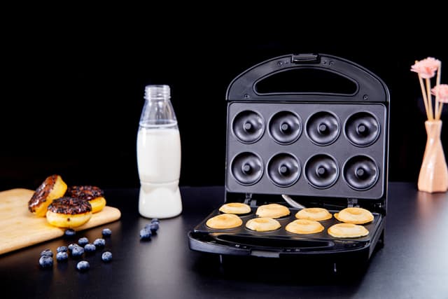 الة صنع الدونات Geepas 750W 8 Pcs Doughnut Maker - Non-Stick Cooking Plate - 124754