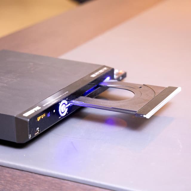 مشغل دي في دي Geepas HD DVD Player - Portable Design with Multiple Features & Various Connecting Ports