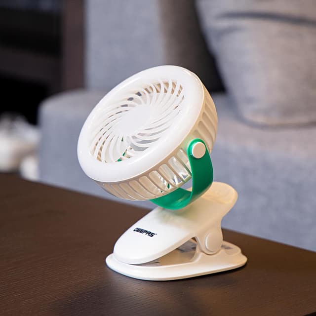 مروحة صغيرة قابلة للشحن من جيباس Geepas Rechargeable Clip Fan with Light بسعة 1200 مللي أمبير