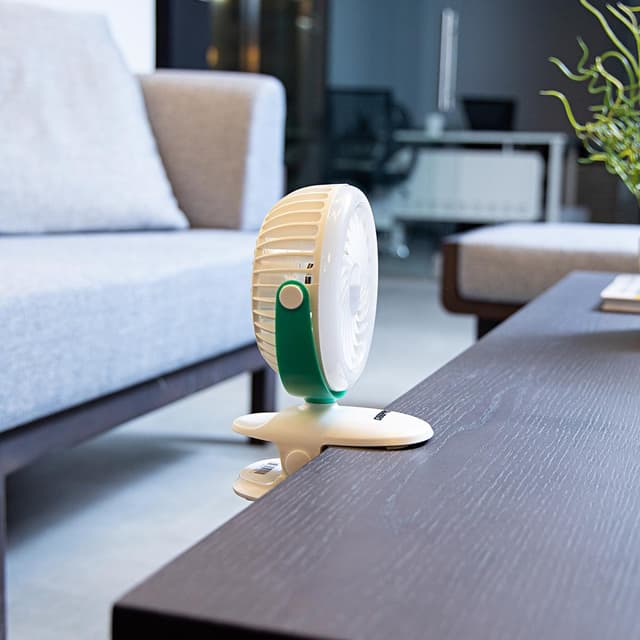 مروحة صغيرة قابلة للشحن من جيباس Geepas Rechargeable Clip Fan with Light بسعة 1200 مللي أمبير