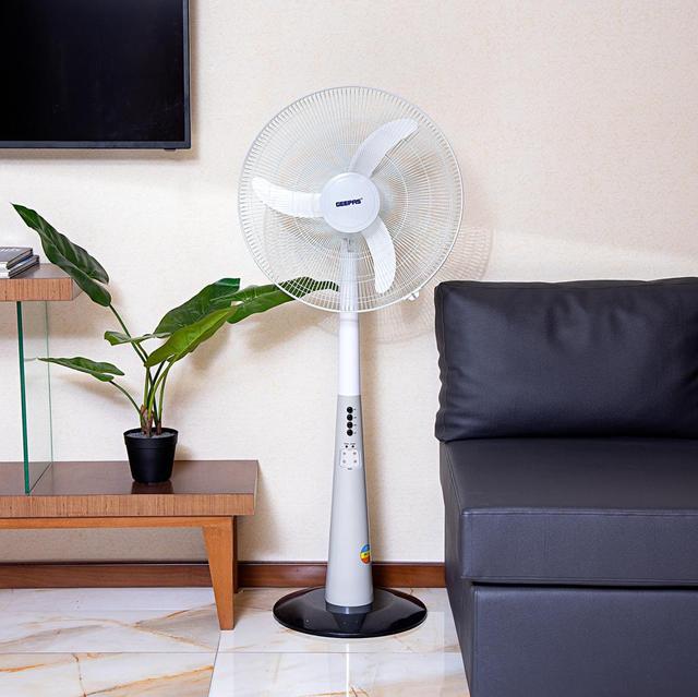 مروحة عمودية بالبطارية قابلة لإعادة الشحن Geepas Rechargeable Fan