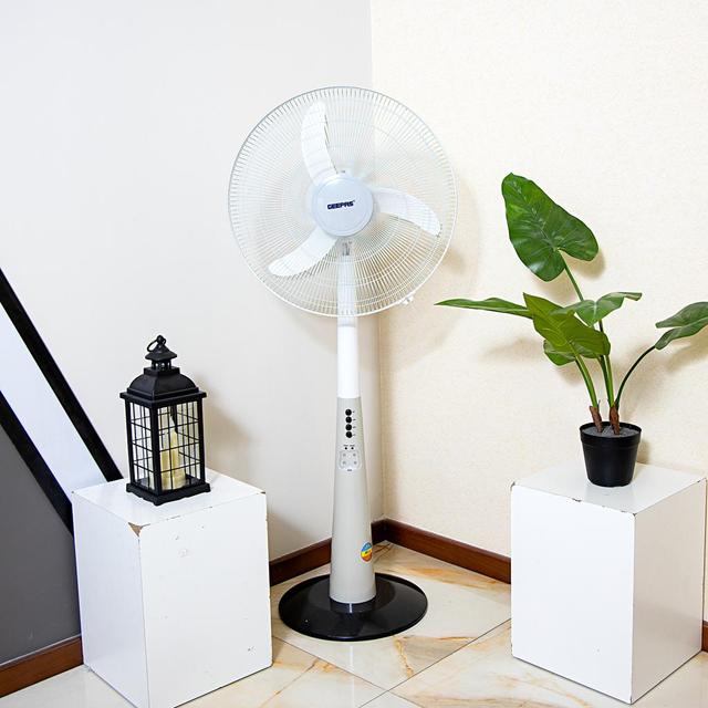 مروحة عمودية بالبطارية قابلة لإعادة الشحن Geepas Rechargeable Fan
