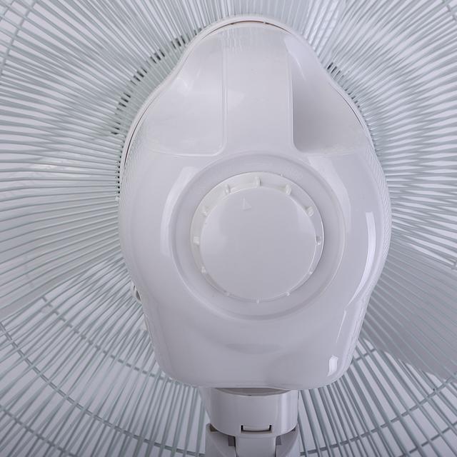 مروحة عمودية بالبطارية قابلة لإعادة الشحن Geepas Rechargeable Fan - SW1hZ2U6MTM3NDY2