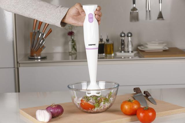 Geepas GHB43015UK 200W Hand Blender - Food Collection I Mmersion Hand Blender with 2-Speed Control - Blender for Smoothies, Shakes, Baby Food, Soup, Grinding Ingredients, Vegetables and Fruits - SW1hZ2U6MTUxNDg5