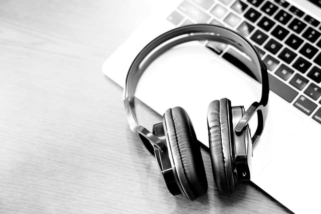 سماعات رأس لاسلكية Geepas Wireless Bluetooth Headphones