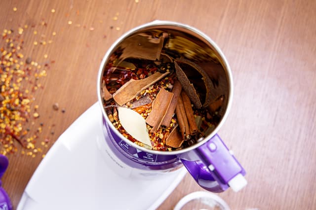 Geepas 750W 3-in-1 Mixer Grinder - Stainless Steel Jars & Blades - 3 Speed, Safety Twist Lock - Perfect for Dry & Wet Fine Grinding - Indian Curry Spices Coconut Grinding Mixing - 2 Years Warranty