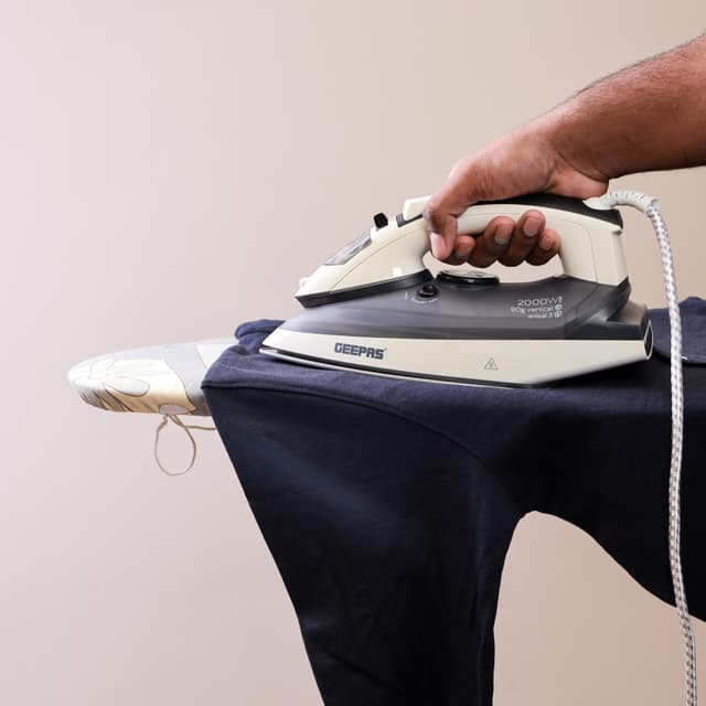 مكواة بخار سيراميك (2400W ) Geepas