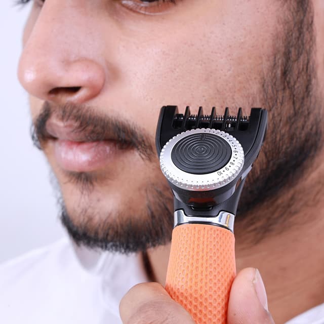 مكينة حلاقة رجالية جيباس لاسلكية 500 مللي أمبير مقاومة للماء  Geepas  2 in 1 Grooming Kit Body Groomer & Face Stubble Beard Trimmer