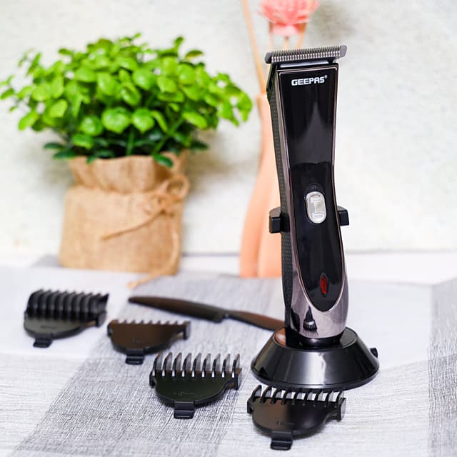 مكينة حلاقة رجالية جيباس لاسلكية 600 مللي أمبير مع 4 أمشاط Geepas Rechargeable Hair & Beard Trimmer - 124184