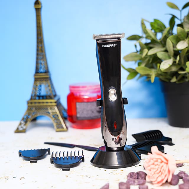 مكينة حلاقة رجالية جيباس لاسلكية 600 مللي أمبير مع 4 أمشاط Geepas Rechargeable Hair & Beard Trimmer - 124182